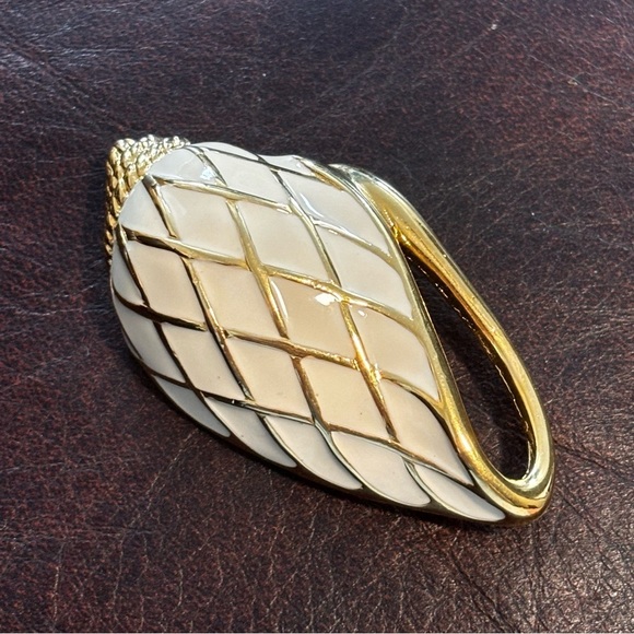 Trifari Cream and Gold Sea Shell Pin
Brooch circa 1980s - Picture 4 of 7